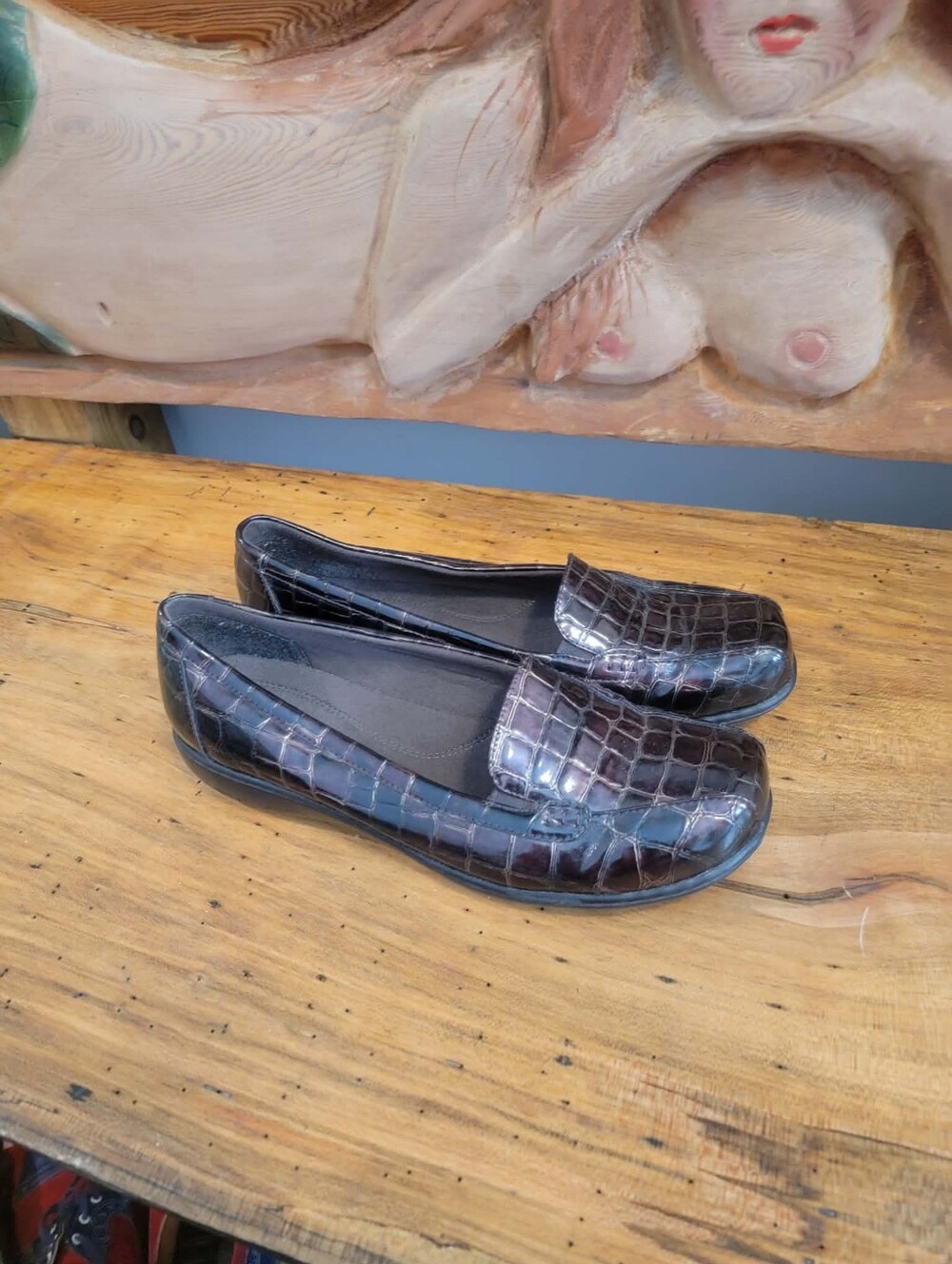 Clarks Size 10 Deep Chocalate Crocodile Faux Patent Leather Loafer